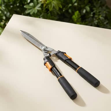 Fiskars Power-Lever Extendable Hedge Shears (25-33 in)